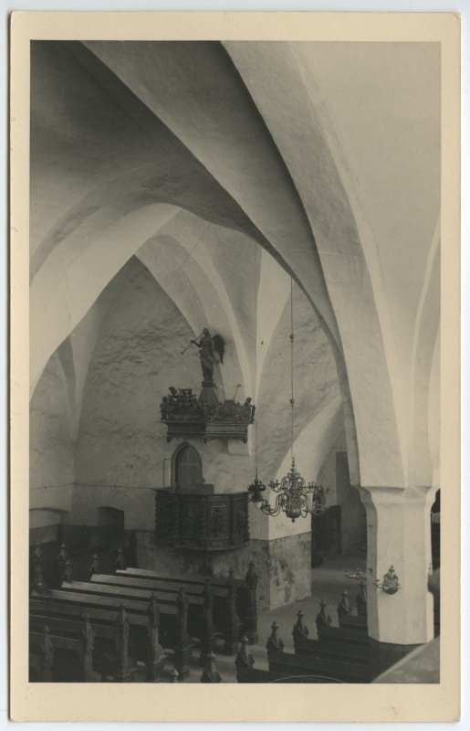 Haljala kirik - sisevaade kantsliga