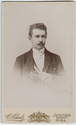 Foto albumis: Tallinna Toomkooli õppejõudude ja õpilaste portreedega. Otto Magnus Stackelberg  duplicate photo