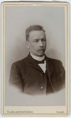Foto albumis: Tallinna Toomkooli õppejõudude ja õpilaste portreedega. Georg Landesen  duplicate photo