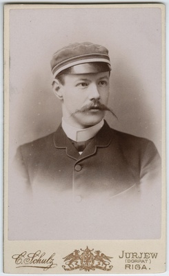 Foto albumis: Tallinna Toomkooli õppejõudude ja õpilaste portreedega. Max Stackelberg  duplicate photo