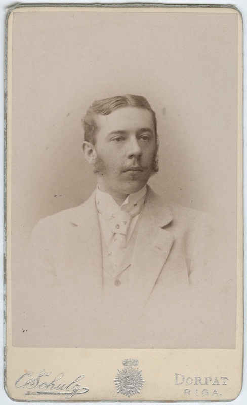 Foto albumis: Tallinna Toomkooli õppejõudude ja õpilaste portreedega. Armand Forester