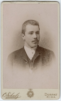 Foto albumis: Tallinna Toomkooli õppejõudude ja õpilaste portreedega. Roman Antropoff.  duplicate photo