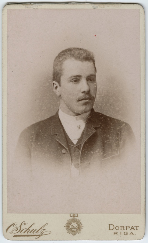 Foto albumis: Tallinna Toomkooli õppejõudude ja õpilaste portreedega. Roman Antropoff.