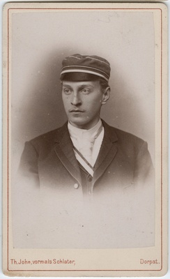 Foto albumis: Tallinna Toomkooli õppejõudude ja õpilaste portreedega. Albert Haller  duplicate photo