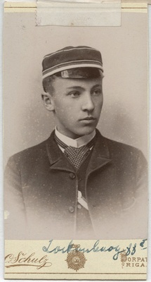 Foto albumis: Tallinna Toomkooli õppejõudude ja õpilaste portreedega.  duplicate photo