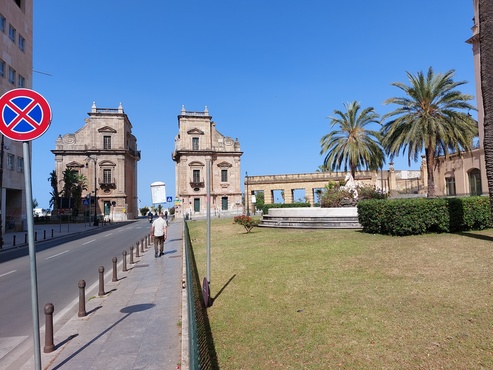 Summer, Giorgio (1834-1914) &amp; Behles, Edmond (1841-1924) - n. 0517 - Palermo - Porta Felicea - Summer (1834-1914) &amp; Behles (1841-1924) -"Palermo. Porta Felicea Gate". Stereo card. Catalogue number: 517. rephoto