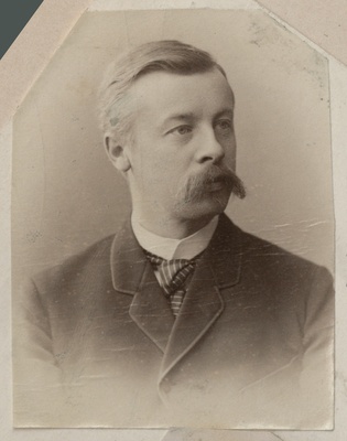 Foto albumis: Tallinna Toomkooli õppejõudude ja õpilaste portreedega. Tallinna toomkooli vilsistlane (lõpetas 1869) Tartu Ülikooli professor Karl Dehio.  duplicate photo