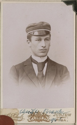 Foto albumis: Tallinna Toomkooli õppejõudude ja õpilaste portreedega.  duplicate photo