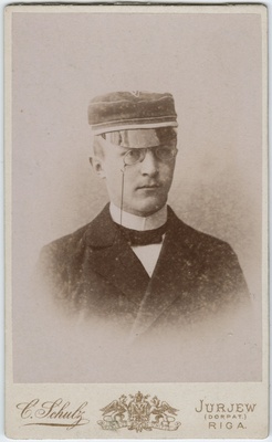 Foto albumis: Tallinna Toomkooli õppejõudude ja õpilaste portreedega. Georg Wilff  duplicate photo