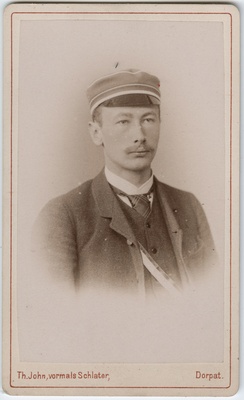 Foto albumis: Tallinna Toomkooli õppejõudude ja õpilaste portreedega. Arthur Hoffmann  duplicate photo