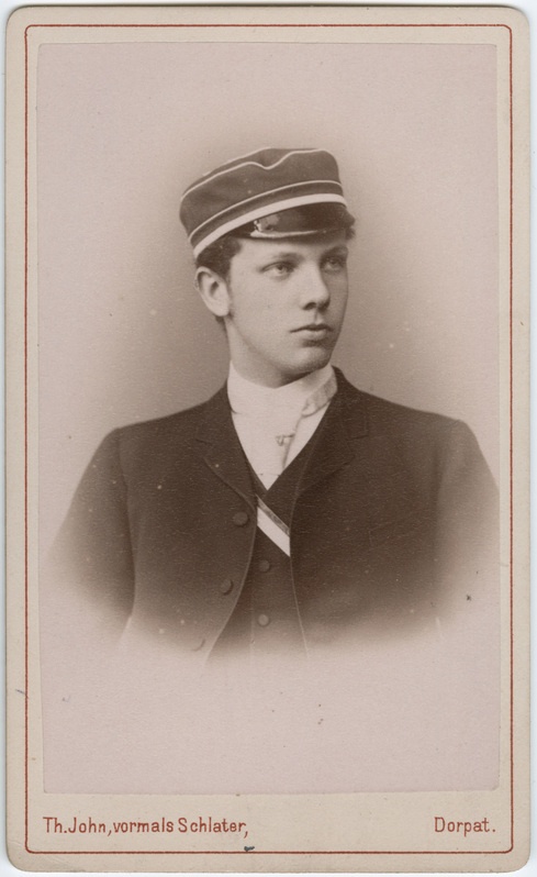Foto albumis: Tallinna Toomkooli õppejõudude ja õpilaste portreedega.Gustav Haller
