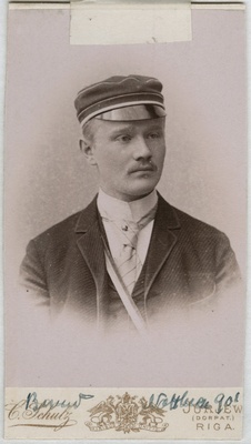 Foto albumis: Tallinna Toomkooli õppejõudude ja õpilaste portreedega.  duplicate photo