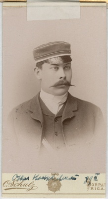 Foto albumis: Tallinna Toomkooli õppejõudude ja õpilaste portreedega. Oskar (?)  duplicate photo