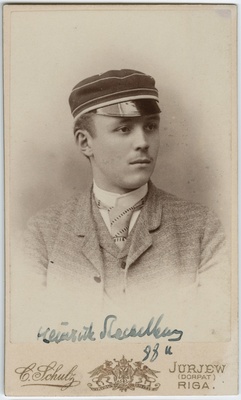 Foto albumis: Tallinna Toomkooli õppejõudude ja õpilaste portreedega. Heinrich Stackelberg  duplicate photo