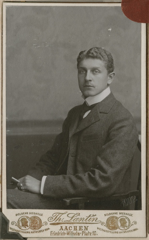 Foto albumis: Tallinna Toomkooli õppejõudude ja õpilaste portreed.