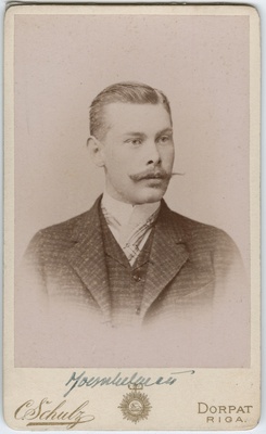 Foto albumis: Tallinna Toomkooli õppejõudude ja õpilaste portreed.  duplicate photo