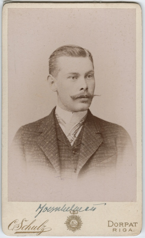 Foto albumis: Tallinna Toomkooli õppejõudude ja õpilaste portreed.