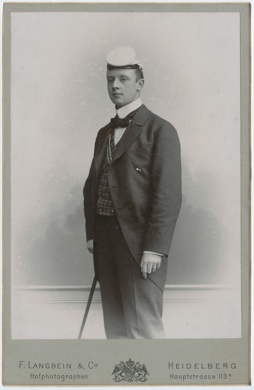 Foto albumis: Tallinna Toomkooli õppejõudude ja õpilaste portreedega. Carl  Lilienfeld (?)