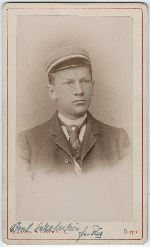 Foto albumis: Tallinna Toomkooli õppejõudude ja õpilaste portreed. Paul Scheluchin (?)