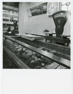 Tallinna I Toidukaubastu kaupluste selvemüügile üleviimisel kasutatud tehnoloogiatest ja sisustusest 1960 -1990. Kaupluse sisevaade - lihalett.  similar photo