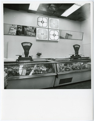 Tallinna I Toidukaubastu kaupluste selvemüügile üleviimisel kasutatud tehnoloogiatest ja sisustusest 1960 -1990. Kaupluse sisevaade - lihalett.  similar photo
