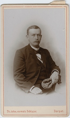 Foto albumis: Tallinna Toomkooli õppejõudude ja õpilaste portreedega. Eugen Kaegeler  duplicate photo