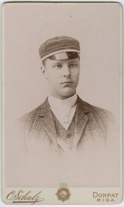 Foto albumis: Tallinna Toomkooli õppejõudude ja õpilaste portreedega. Ernst Kuegelnen