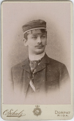 Foto albumis: Tallinna Toomkooli õppejõudude ja õpilaste portreedega. Paul Armsen  duplicate photo