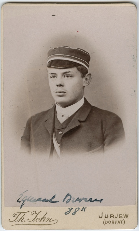 Foto albumis: Tallinna Toomkooli õppejõudude ja õpilaste portreedega. Egmont Brevern