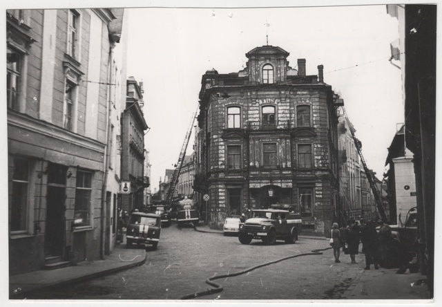 Fire extinguishing in a three-fold building in 1976.