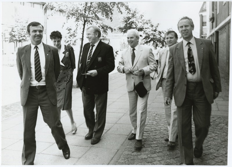 Tallinna delegatsioon Schwerini ringkäigul kesklinnas, 12.06.1989. a.