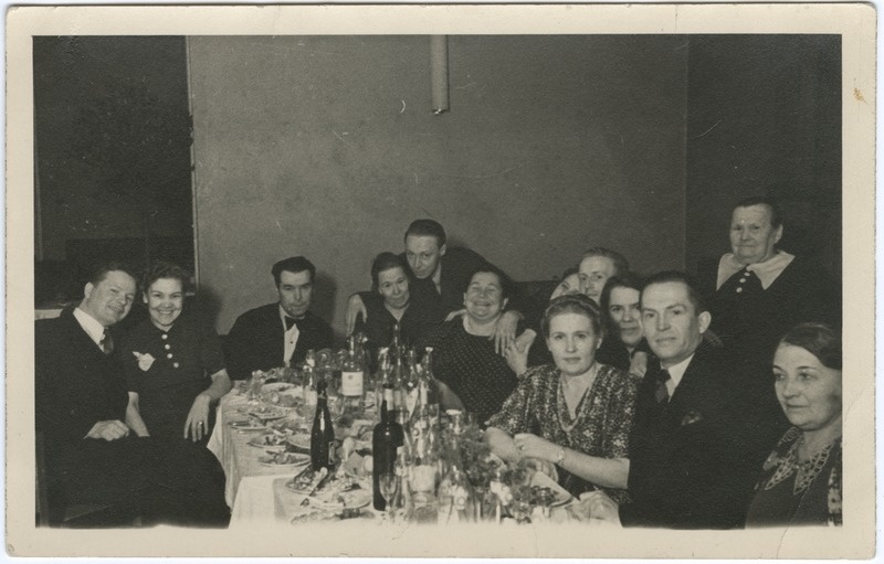 Restoran Dancing Paris (hilisem Gloria). Vasakult viies restorani peremees Saarits (?).
