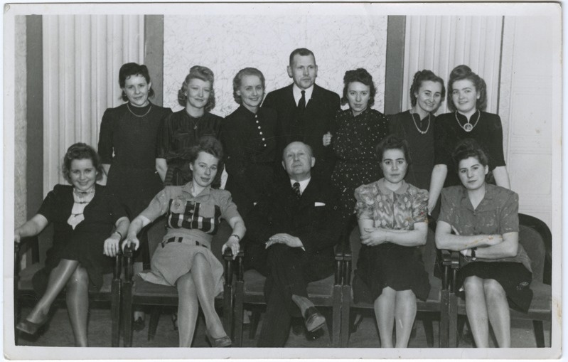 Restoran Estonia personali jõuluõhto keskel peremees Ernst Peterson-Särgava poeg.  1943