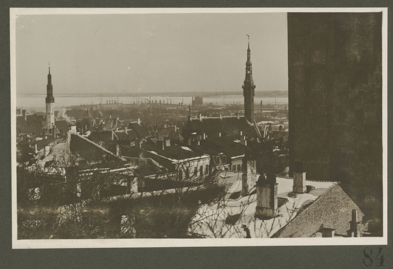 Tallinn. Vaade vanalinnale, Tallinna Raekojale ja Püha Vaimu kiriku tornile.