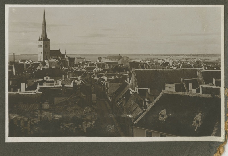 Tallinn. Vaade vanalinnale, Laiale tänavale ja Oleviste kiriku tornile.