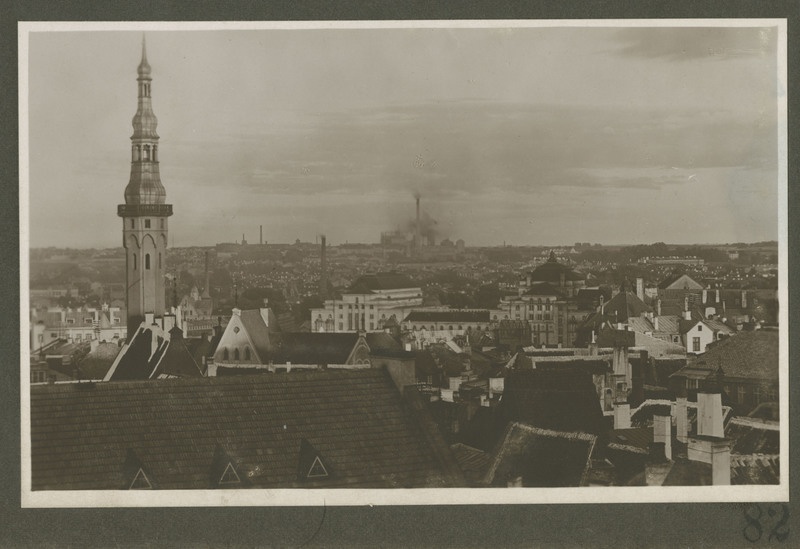 Tallinn. Vaade vanalinnale. Tallinna Raekoja tornile ja Estonia teatri hoonele.