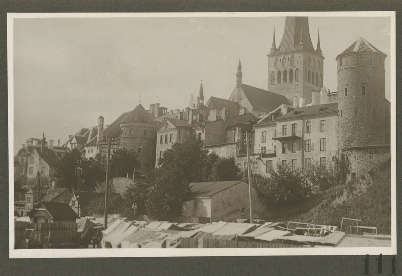 Tallinn. Vaade vanalinnale ja Oleviste kirikule Margareeta aiast.