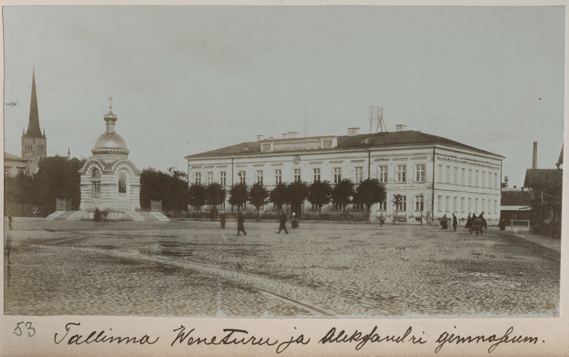 Tallinn. Vene turg, esiplaanil Aleksander Nevski kabel, tagaplaanil Aleksandri gümnaasium.