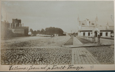 Tallinn. Jaani tänav (Pärnu mnt.), vaade Viru bastioni (Virumägi, Musumägi) poole. Paremal kaalukoda Uue turu ääres.  duplicate photo
