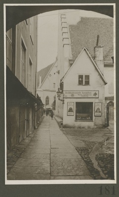 Tallinn. Vaade Saiakangist Suurgildi hoone poole.  duplicate photo