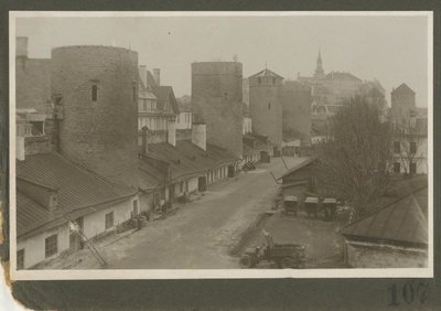 Tallinn. Täis ehitatud linnamüüri äär. Grusbeke-tagune, Eppingi, Plate, Köismäe torn.  duplicate photo