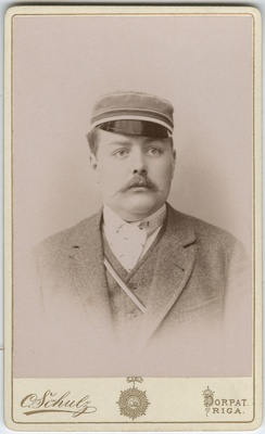 Foto albumis: Tallinna Toomkooli õppejõudude ja õpilaste portreedega. John Harder  duplicate photo