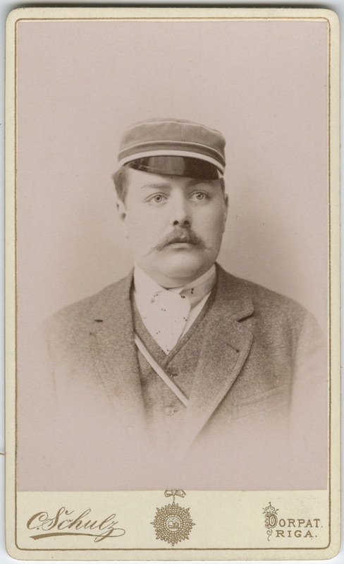 Foto albumis: Tallinna Toomkooli õppejõudude ja õpilaste portreedega. John Harder