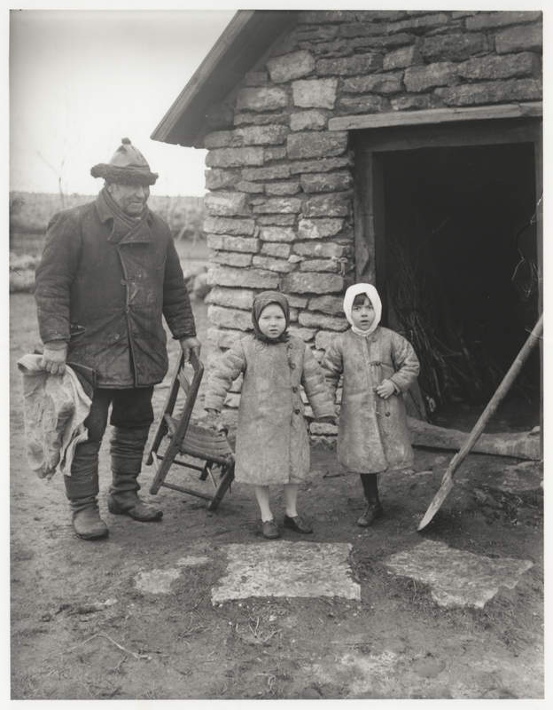 Vanaisa August Öström tütretütarde Ingeborgi (Pöhl) ja Sigridiga (Sydman) Väike-Pakril