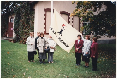Harjumaa ja Iisaku muuseumi töötajad Iisaku Muuseumi ees  similar photo