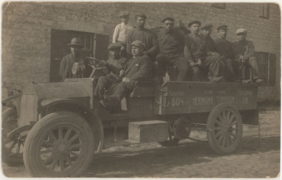 Bernhard Regastiku limonaadivabriku töömehed autoga Keilas  duplicate photo