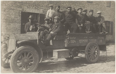 Bernhard Regastiku limonaadivabriku töömehed autoga Keilas  duplicate photo