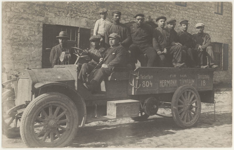 Bernhard Regastiku limonaadivabriku töömehed autoga Keilas