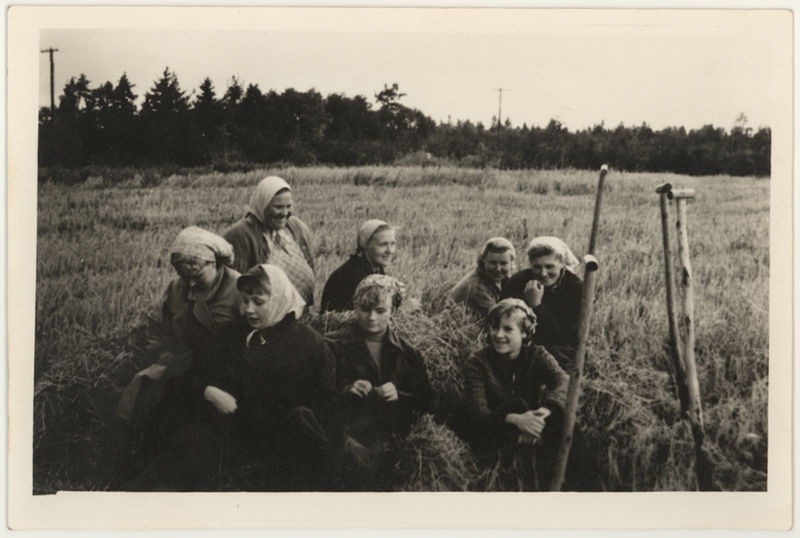 Kernu osakonna Kirikla brigaadi naised pukehetkel