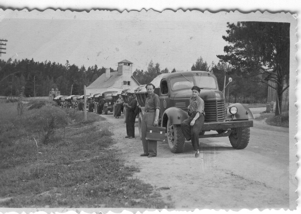Photo.lubimergli is transported from Loosi lasund to the fields for landscaping in 1954. Summer.